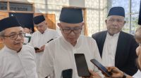 Pj Bupati Bandung Barat, Ade Zakir Hasim ketika diwawancari oleh media selesai melaksanakan sholat ied, Senin (17/06). Foto/Istimewa Pj Bupati Bandung Barat, Ade Zakir Hasim ketika diwawancari oleh media selesai melaksanakan sholat ied, Senin (17/06). Foto/Istimewa