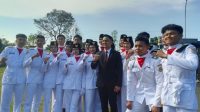 Usai hadiri HUT ke 17 KBB Hengki Kurniawan dikerubuti gen-z Paskibraka. Foto/BANDUNGSATU.COM Usai hadiri HUT ke 17 KBB Hengki Kurniawan dikerubuti gen-z Paskibraka. Foto/BANDUNGSATU.COM