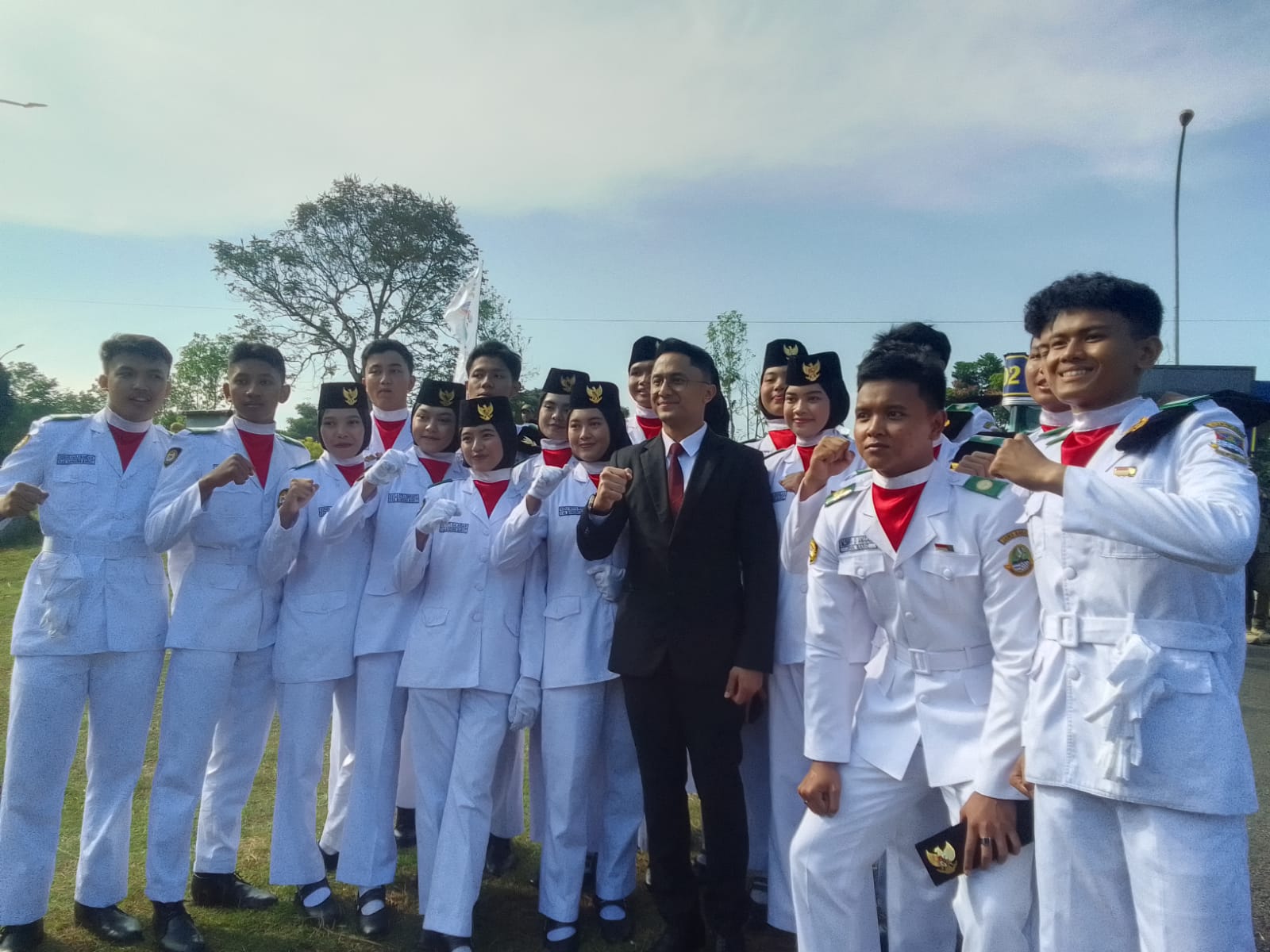 Usai hadiri HUT ke 17 KBB Hengki Kurniawan dikerubuti gen-z Paskibraka. Foto/BANDUNGSATU.COM