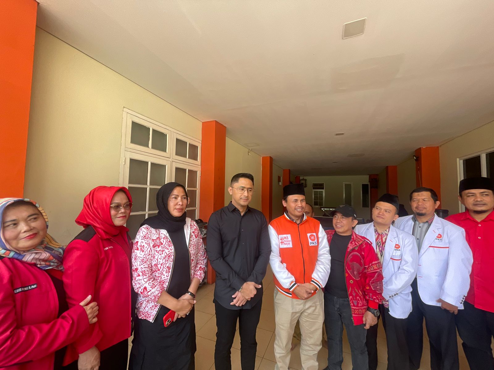 Hengki Kurniawan bersama Ketua DPC PDIP KBB, Ida Widaningsih dan pengurus mengadakan konsulidasi ke Ketua DPD PKS KBB, Acep Hud Syalahudin, Kamis (20/06). Foto/BANDUNGSATU.COM