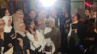 Calon Bupati KBB yang diusung oleh PDIP ini, berfoto bersama para Gen Z setelah mengadakan diskusi di Padalarang. Sabtu (22/06) Foto/BANDUNGSATU.COM