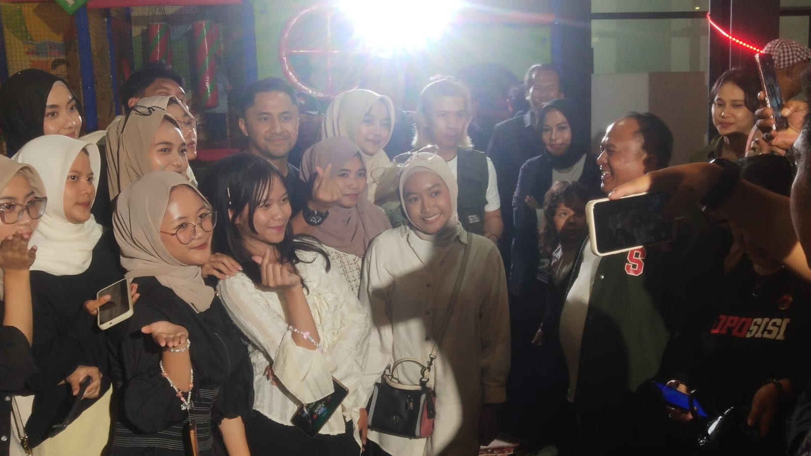 Calon Bupati KBB yang diusung oleh PDIP ini, berfoto bersama para Gen Z setelah mengadakan diskusi di Padalarang. Sabtu (22/06) Foto/BANDUNGSATU.COM