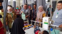 Pj Bupati Bandung Barat, Ade Zakir Hasim mengunjungi para korban keracunan makanan warga Desa Sindangkerta, Kecamatan Sindangkerta yang dirawat RSUD Cililin. Foto/BANDUNGSATU.COM Pj Bupati Bandung Barat, Ade Zakir Hasim mengunjungi para korban keracunan makanan warga Desa Sindangkerta, Kecamatan Sindangkerta yang dirawat RSUD Cililin. Foto/BANDUNGSATU.COM