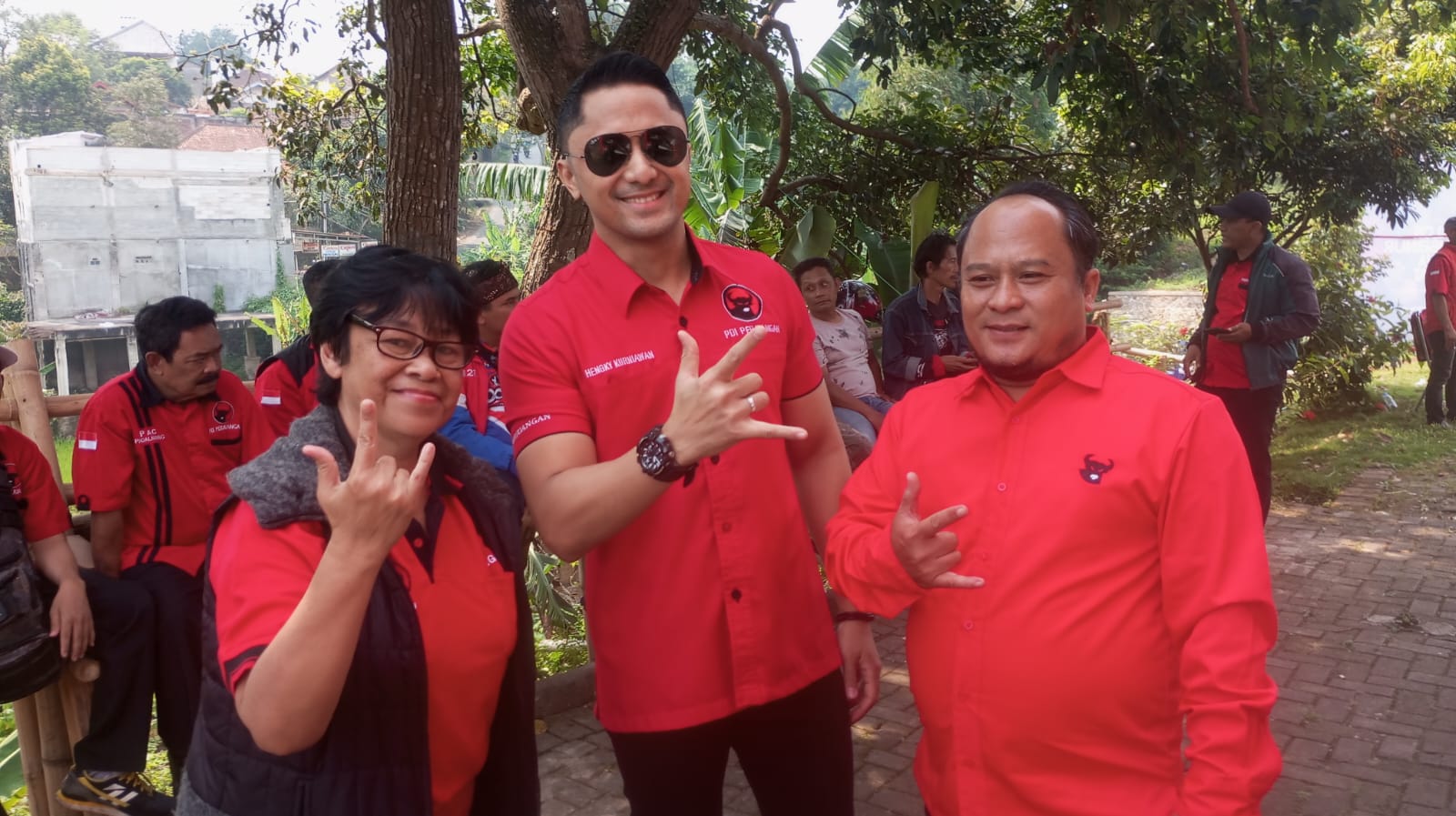 Bakal Calon Bupati Bandung Barat, Hengki Kurniawan berfoto bersama Ketua Banteng Ngora KBB, Mulyadi Humaedi dan Wakil Ketua PAC PDIP Lembang. Foto/Istimewa