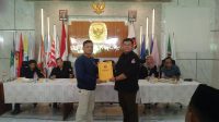 Ketua KPU KBB, Ripqi Ahmad Sulaeman menerima berkas hasil verifikasi faktual bakal calon Bupati dan Wakil Bupati Bandung Barat 2024 dari jalur perorangan. Foto/Istimewa
