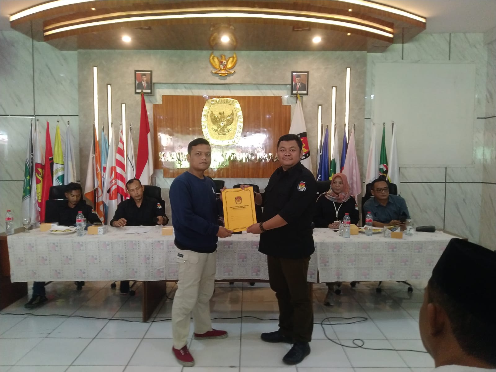 Ketua KPU KBB, Ripqi Ahmad Sulaeman menerima berkas hasil verifikasi faktual bakal calon Bupati dan Wakil Bupati Bandung Barat 2024 dari jalur perorangan. Foto/Istimewa