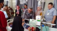 Pj Bupati Bandung Barat, Ade Zakir mengunjungi salah satu anak warga Sindangkerta korban keracunan makanan di RSUD Cililin. Foto/BANDUNGSATU.COM