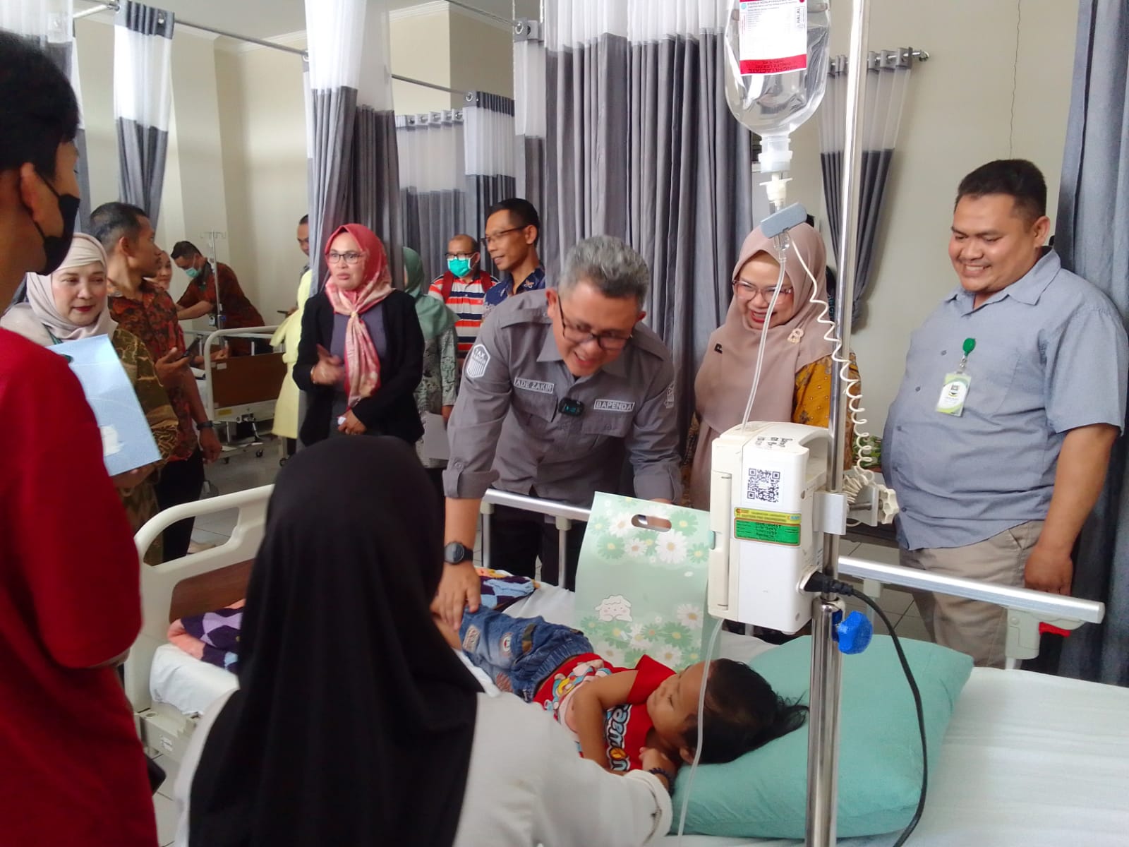 Pj Bupati Bandung Barat, Ade Zakir mengunjungi salah satu anak warga Sindangkerta korban keracunan makanan di RSUD Cililin. Foto/BANDUNGSATU.COM