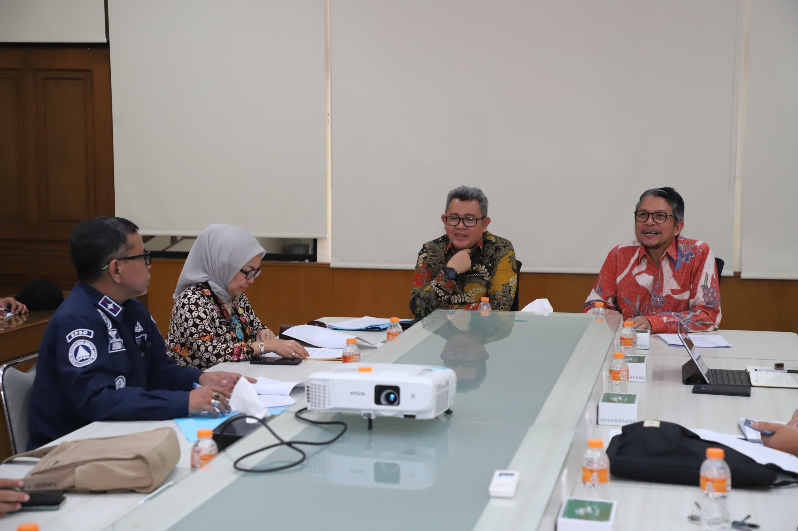 Pj Bupati Bandung Barat, Ade Zakir didampingi Kadis Perkim, Ani Roslianti dan Kepala BPBD KBB, Meide bertemu dengan Direktur PTPN VIII, Kamis (08/07). Foto/Istimewa