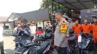 Kapolres Cimahi, AKBP. Dr. Tri Suhartanto, SH, MH, M.Si menyerahkan sepeda motor yang dicuri kembali lagi kepada pemiliknya Foto/BANDUNGSATU.COM Kapolres Cimahi, AKBP. Dr. Tri Suhartanto, SH, MH, M.Si menyerahkan sepeda motor yang dicuri kembali lagi kepada pemiliknya Foto/BANDUNGSATU.COM