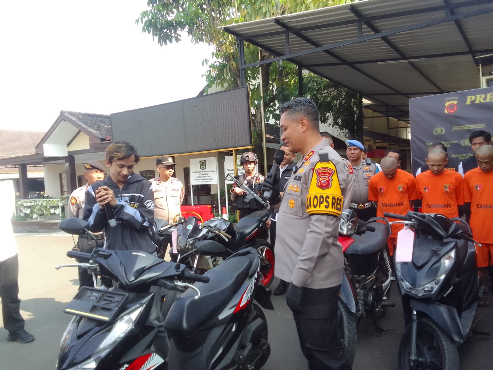 Kapolres Cimahi, AKBP. Dr. Tri Suhartanto, SH, MH, M.Si menyerahkan sepeda motor yang dicuri kembali lagi kepada pemiliknya Foto/BANDUNGSATU.COM