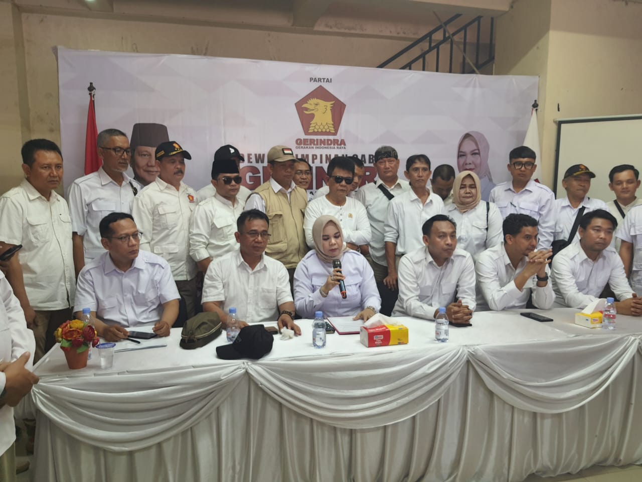 Ketua DPC Partai Gerindra KBB, Pipih Supriati mengumumkan Calon Bupati KBB, TB Ardi Yanuar yang diusung Partai Gerindra, di Kantor DPC Partai Gerindra di Padalarang. Foto/Istimewa