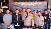 Kapolres Cimahi, AKBP. TRI Suhartanto ketika memberikan keterangan tentang penganiayaan berujung tewasnya Mumuh (60) di Desa Tanjungjaya Cihampelas, KBB, Kamis (01/08). Foto/Istimewa Kapolres Cimahi, AKBP. TRI Suhartanto ketika memberikan keterangan tentang penganiayaan berujung tewasnya Mumuh (60) di Desa Tanjungjaya Cihampelas, KBB, Kamis (01/08). Foto/Istimewa