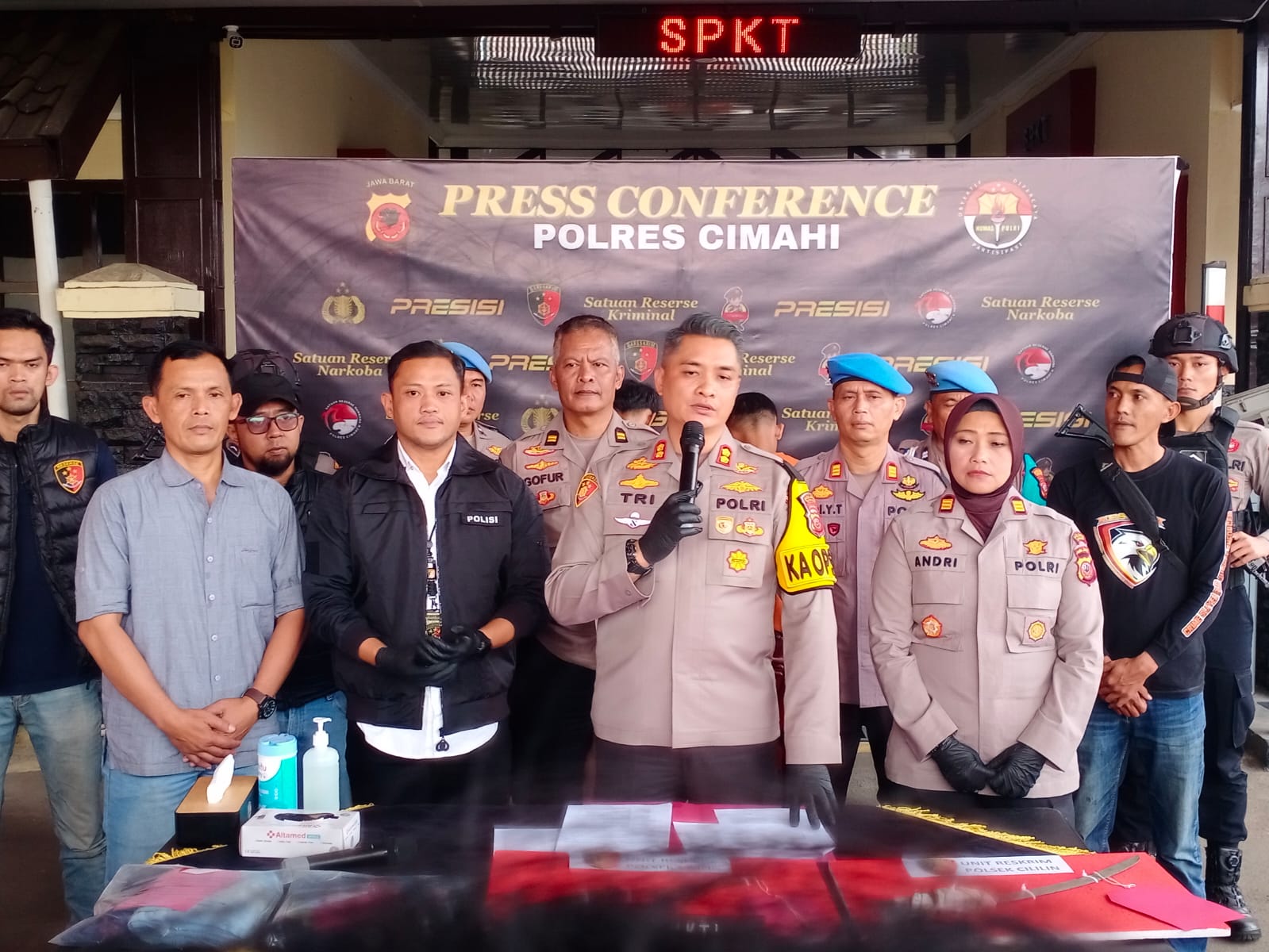 Kapolres Cimahi, AKBP. TRI Suhartanto ketika memberikan keterangan tentang penganiayaan berujung tewasnya Mumuh (60) di Desa Tanjungjaya Cihampelas, KBB, Kamis (01/08). Foto/Istimewa