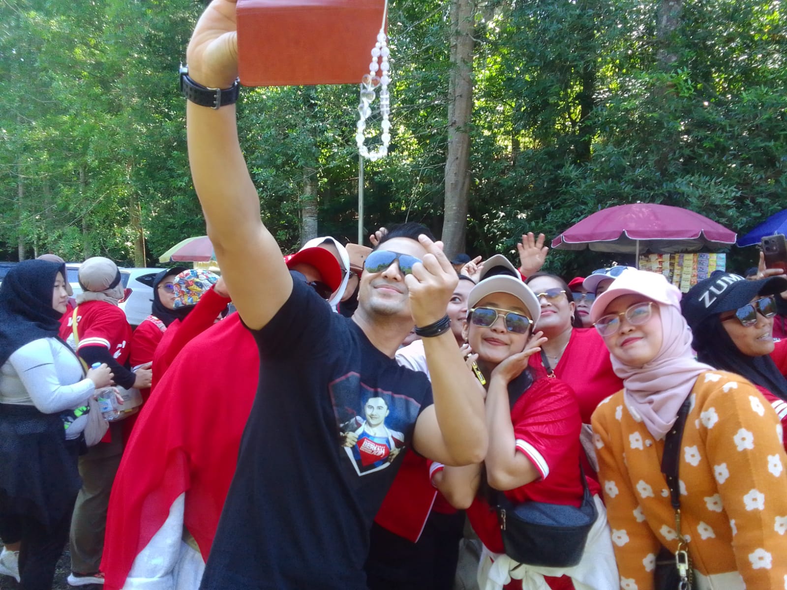 Hengki Kurniawan masih menjadi idola emak- emak dan kaum melenial serta Gen Z ditiap acara maupun ketika kunjungan. Hal ini terlihat ketika mengikut senam bersama yang dilaksanakan di Gedung BHHH2 Panorama Lembang, KBB. Minggu (04/08). Foto/BANDUNGSATU.COM