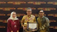 Pj Bupati Bandung Barat, Ade Zakir memegang piagam penghargaan yang diberikan oleh Menko Bidang Pembangunan Manusia dan Kebudayaan RI didampingi Plt Kadinkes KBB, Deni Achmad. Foto/Istimewa Pj Bupati Bandung Barat, Ade Zakir memegang piagam penghargaan yang diberikan oleh Menko Bidang Pembangunan Manusia dan Kebudayaan RI didampingi Plt Kadinkes KBB, Deni Achmad. Foto/Istimewa