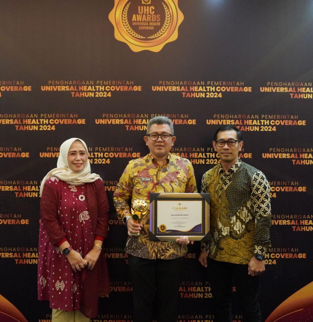 Pj Bupati Bandung Barat, Ade Zakir memegang piagam penghargaan yang diberikan oleh Menko Bidang Pembangunan Manusia dan Kebudayaan RI didampingi Plt Kadinkes KBB, Deni Achmad. Foto/Istimewa