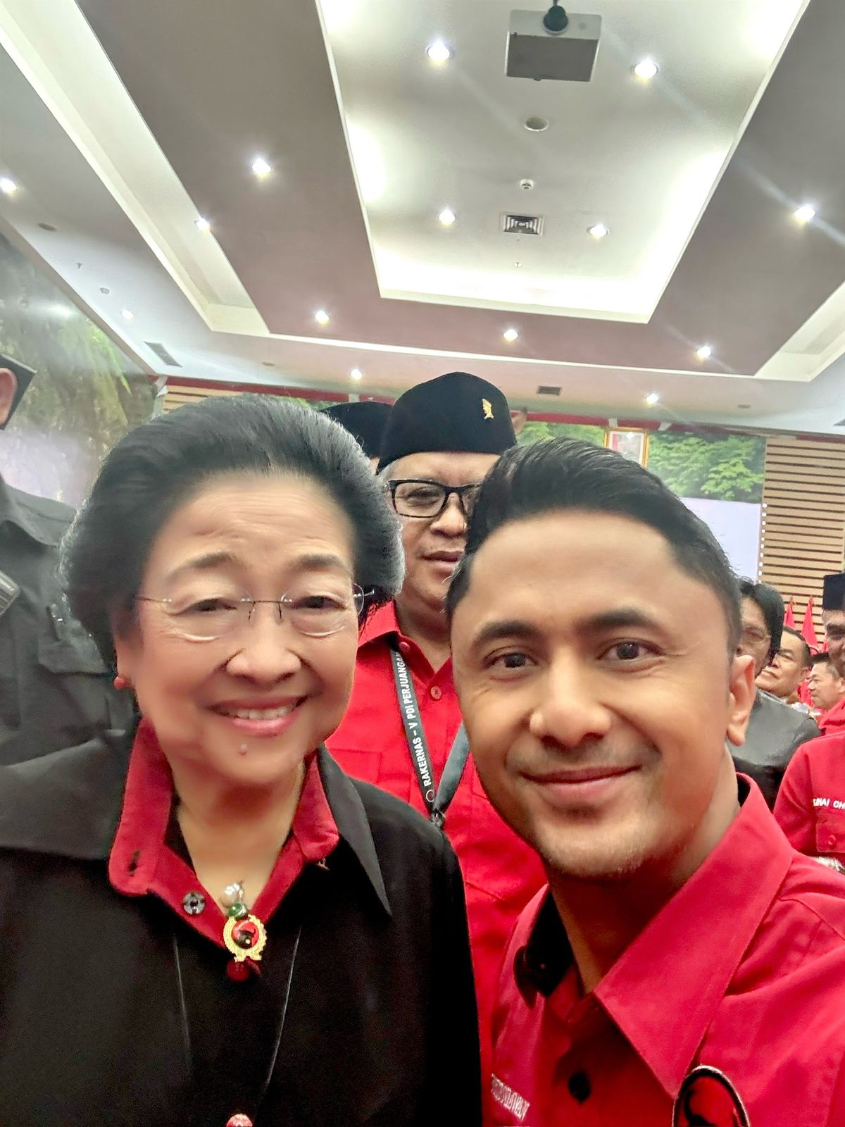 Calon Bupati Bandung Barat, Hengki Kurniawan foto bersama dengan Ketua Umum DPP PDIP, Megawati Soekarnoputri, di Jakarta Rabu (14/09). Foto/Istimewa