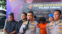 Kapolres Cimahi, AKBP. Tri Suhartanto ketika mengadakan konferensi pers kepada awak media keberhasilan mengungkap kasus pembunuhan di Setiamanah Kecamatan Cimahi Tengah Kota Cimahi, di Mapolres Cimahi Jalan Raya Cibabat Rabu (14/09). Foto/Istimewa
