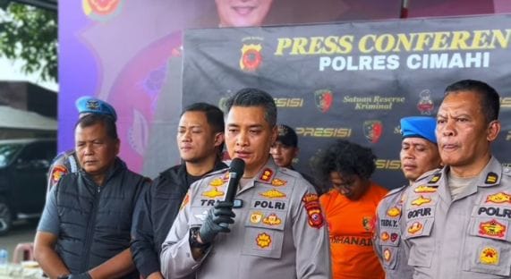 Kapolres Cimahi, AKBP. Tri Suhartanto ketika mengadakan konferensi pers kepada awak media keberhasilan mengungkap kasus pembunuhan di Setiamanah Kecamatan Cimahi Tengah Kota Cimahi, di Mapolres Cimahi Jalan Raya Cibabat Rabu (14/09). Foto/Istimewa