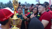 Calon Bupati Bandung Barat, Hengki Kurniawan ketika kunjungan ke Desa Mandalasari Kecamatan Cipatat, emak - emak dan kaum Milenial dan Gen Z selalu meminta difoto bersama. Foto/BANDUNGSATU.COM