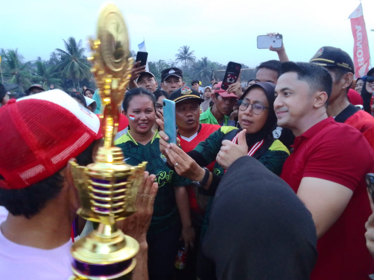 Calon Bupati Bandung Barat, Hengki Kurniawan ketika kunjungan ke Desa Mandalasari Kecamatan Cipatat, emak - emak dan kaum Milenial dan Gen Z selalu meminta difoto bersama. Foto/BANDUNGSATU.COM