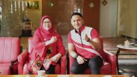 Tokoh Masyarakat KBB, Hj. Eli Suharliah mendapat kunjungan dari Calon Bupati Bandung Barat, Hengki Kurniawan di rumahnya yang berada di Jalan Grand Hotel Lembang. Hengki meminta restu dan doanya untuk maju lagi menjadi Bupati KBB, ke tokoh masyarakat ini, Sabtu (17/08). Foto/Nazar Tokoh Masyarakat KBB, Hj. Eli Suharliah mendapat kunjungan dari Calon Bupati Bandung Barat, Hengki Kurniawan di rumahnya yang berada di Jalan Grand Hotel Lembang. Hengki meminta restu dan doanya untuk maju lagi menjadi Bupati KBB, ke tokoh masyarakat ini, Sabtu (17/08). Foto/Nazar