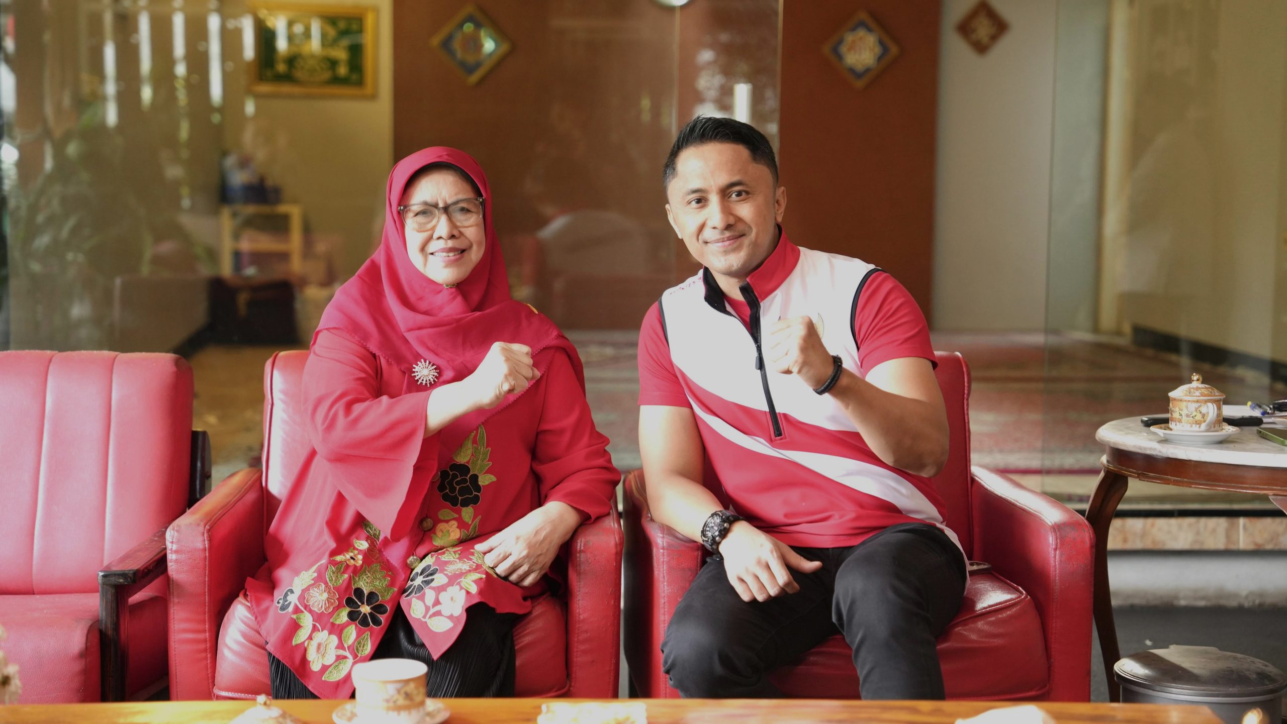 Tokoh Masyarakat KBB, Hj. Eli Suharliah mendapat kunjungan dari Calon Bupati Bandung Barat, Hengki Kurniawan di rumahnya yang berada di Jalan Grand Hotel Lembang. Hengki meminta restu dan doanya untuk maju lagi menjadi Bupati KBB, ke tokoh masyarakat ini, Sabtu (17/08). Foto/Nazar