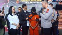 Kapolres Cimahi, AKBP. Tri Suhartanto didampingi Kasatreskrim AKP. Dimas Charisuryo ketika menanyai pelaku dihadapan awak media di Mapolres Cimahi, Senin (19/08). Foto/BANDUNGSATU.COM Kapolres Cimahi, AKBP. Tri Suhartanto didampingi Kasatreskrim AKP. Dimas Charisuryo ketika menanyai pelaku dihadapan awak media di Mapolres Cimahi, Senin (19/08). Foto/BANDUNGSATU.COM