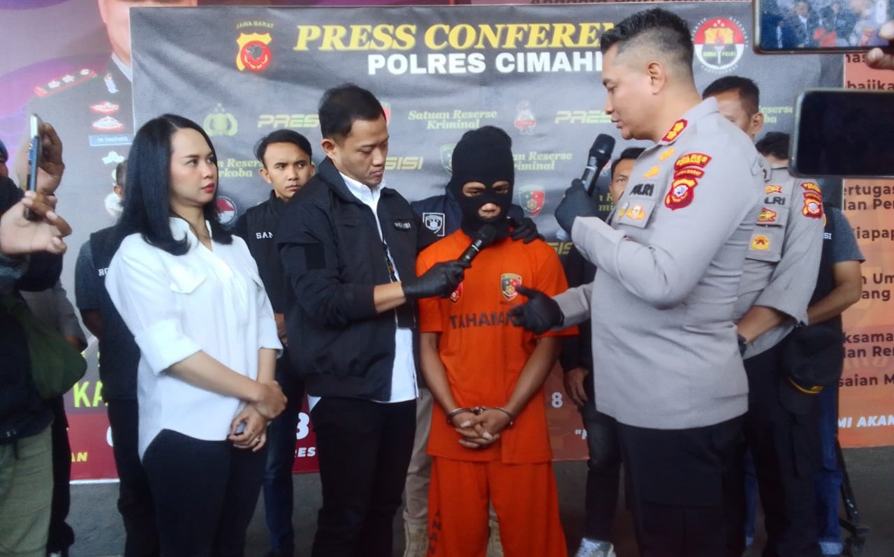 Kapolres Cimahi, AKBP. Tri Suhartanto didampingi Kasatreskrim AKP. Dimas Charisuryo ketika menanyai pelaku dihadapan awak media di Mapolres Cimahi, Senin (19/08). Foto/BANDUNGSATU.COM