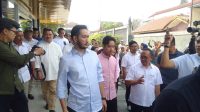 Wakil Presiden terpilih Gibran Rakabuming ketika mengadakan kunjungan ke KPSBU Lembang, Kamis (22/08). Foto/BANDUNGSATU.COM Wakil Presiden terpilih Gibran Rakabuming ketika mengadakan kunjungan ke KPSBU Lembang, Kamis (22/08). Foto/BANDUNGSATU.COM