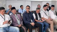 Pasangan Calon Bupati dan Wakil Bupati Bandung Barat, Hengki Kurniawan dan Ade Sudrajat dengan Paslon lainnya sedang menunggu giliran pemeriksaan kesehatan di RSHS Bandung, Sabtu (31/08). Foto/Istimewa
