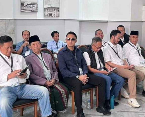 Pasangan Calon Bupati dan Wakil Bupati Bandung Barat, Hengki Kurniawan dan Ade Sudrajat dengan Paslon lainnya sedang menunggu giliran pemeriksaan kesehatan di RSHS Bandung, Sabtu (31/08). Foto/Istimewa