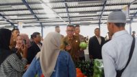 Pj Bupati Bandung Barat, Ade Zakir, Kapolres Cimahi, AKBP. Tri Suhartanto dan Pengelola Pasar Modern Sayur dan Buah - buahan, Senin (02/09). Foto/BANDUNGSATU.COM Pj Bupati Bandung Barat, Ade Zakir, Kapolres Cimahi, AKBP. Tri Suhartanto dan Pengelola Pasar Modern Sayur dan Buah - buahan, Senin (02/09). Foto/BANDUNGSATU.COM
