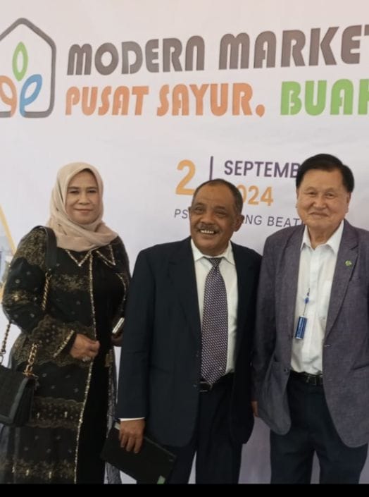 Eka Santosa (tengah) Mantan Pimpinan Komisi II DPR RI bersama Saleha Fatmawati (kiri) Bendahara DPD Nasdem KBB dan Mr Wo pengusaha dari Korea. Foto/Istimewa.