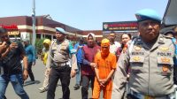 Anggota Polres Cimahi, menggiring pelaku AR (62) warga Tagogapu Kecamatan Padalarang, yang merudapaksa keponakan yang penyandang disabilitas, Senin (03/09). Foto/BANDUNGSATU.COM Anggota Polres Cimahi, menggiring pelaku AR (62) warga Tagogapu Kecamatan Padalarang, yang merudapaksa keponakan yang penyandang disabilitas, Senin (03/09). Foto/BANDUNGSATU.COM