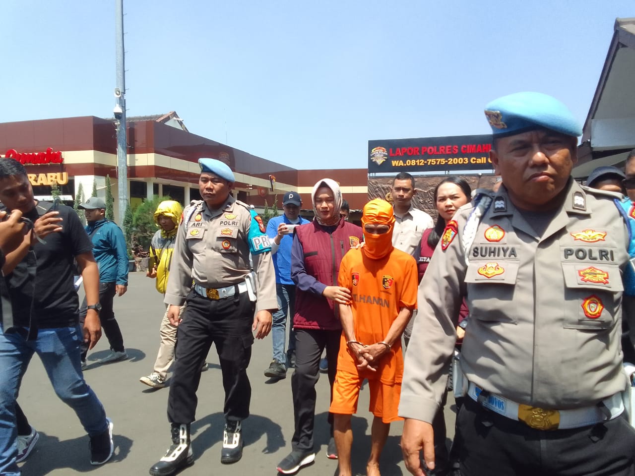 Anggota Polres Cimahi, menggiring pelaku AR (62) warga Tagogapu Kecamatan Padalarang, yang merudapaksa keponakan yang penyandang disabilitas, Senin (03/09). Foto/BANDUNGSATU.COM
