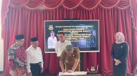 Pj Bupati Bandung Barat, Ade Zakir Hasim menandatangani pengesahan RTRW KBB di Kantor Setda Pemda KBB, Senin (02/09). Foto/Istimewa Pj Bupati Bandung Barat, Ade Zakir Hasim menandatangani pengesahan RTRW KBB di Kantor Setda Pemda KBB, Senin (02/09). Foto/Istimewa