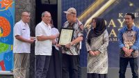 Pengelola Wahana Wisata Lembang Park and Zoo, Lembang KBB, Agus Wiediyanto menerima penghargaan pertama Objek Wisata Ramah Muslim, dari Dinas Pariwisata Jawa Barat, Rabu (04/09). Foto/Istimewa