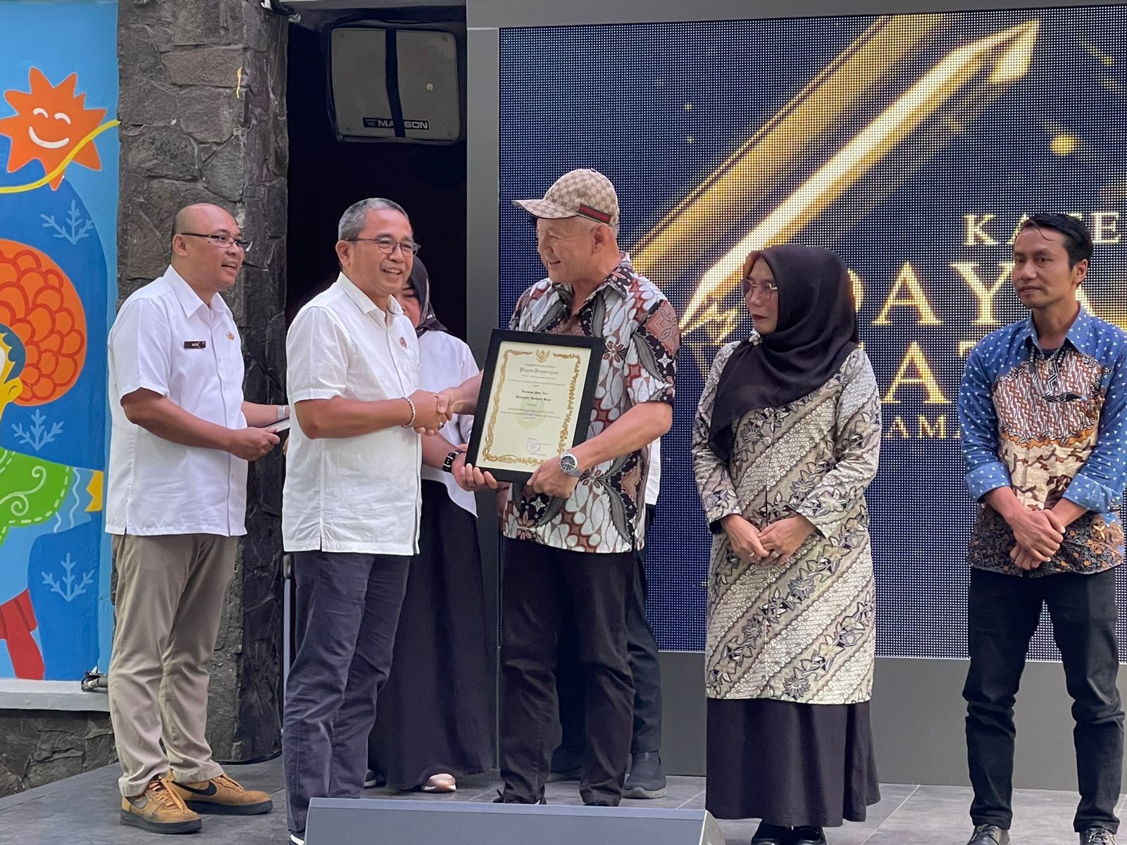 Pengelola Wahana Wisata Lembang Park and Zoo, Lembang KBB, Agus Wiediyanto menerima penghargaan pertama Objek Wisata Ramah Muslim, dari Dinas Pariwisata Jawa Barat, Rabu (04/09). Foto/Istimewa