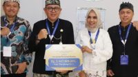 Pj Bupati Bandung Barat, Ade Zakir didampingi istri, serta Kepala DPMD, Dudi S dan Kepala Dinas Kesehatan, Dr.dr.Ridwan Abdullah. Foto/Istimewa