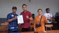 Pengurus Partai Prima KBB, memberikan surat dukungan terhadap pasangan HADE, di Lembang, Kamis (12/09). Foto/Istimewa
