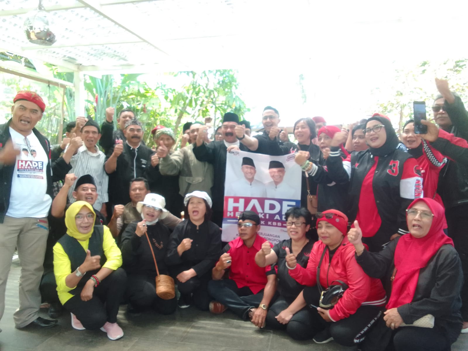 Pasangan HADE mendapat dukungan para seniman, budayawan dan masyarakat Desa Cigugurgirang Kecamatan Parongpong, Jumat (13/09). Foto/BANDUNGSATU.COM