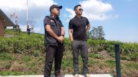 Calon Bupati Bandung Barat, Hengki Kurniawan meninjau kawasan objek wisata alam Bobocabin di kawasan kebun teh Sukawana Desa Karyawangi, kecamatan Parongpong, Jumat (13/09). Foto/Istimewa