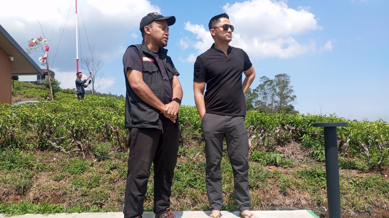 Calon Bupati Bandung Barat, Hengki Kurniawan meninjau kawasan objek wisata alam Bobocabin di kawasan kebun teh Sukawana Desa Karyawangi, kecamatan Parongpong, Jumat (13/09). Foto/Istimewa