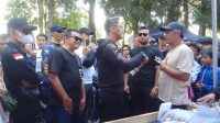Calon Bupati Bandung Barat, Hengki Kurniawan ketika berbincang bincang dengan Ketua Ikatan Pasar Indonesia KBB, Dumek, ketika silaturahmi dengan para warga di dua pasar di Lembang, Minggu (15/09). Foto/BANDUNGSATU.COM Calon Bupati Bandung Barat, Hengki Kurniawan ketika berbincang bincang dengan Ketua Ikatan Pasar Indonesia KBB, Dumek, ketika silaturahmi dengan para warga di dua pasar di Lembang, Minggu (15/09). Foto/BANDUNGSATU.COM