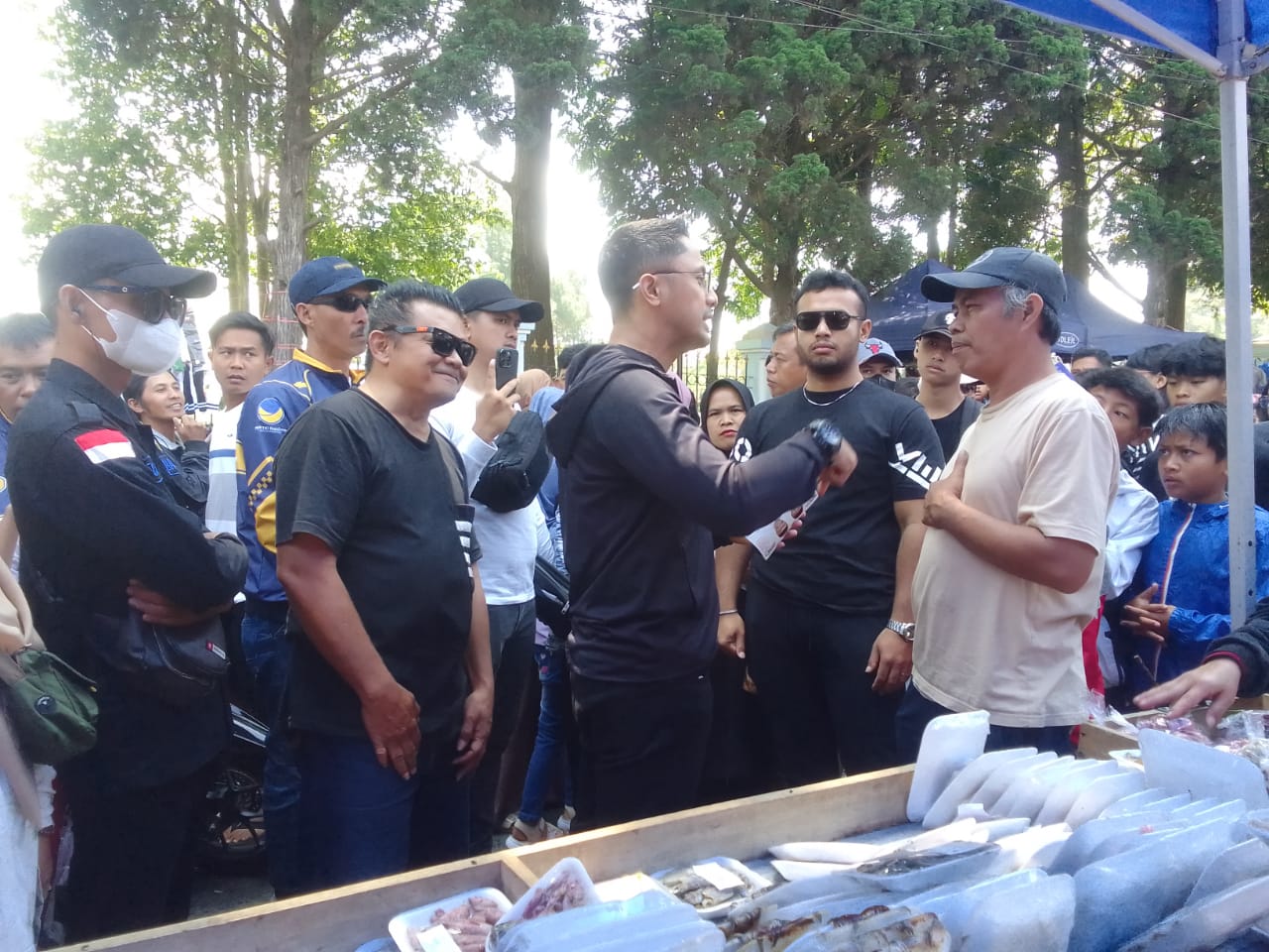 Calon Bupati Bandung Barat, Hengki Kurniawan ketika berbincang bincang dengan Ketua Ikatan Pasar Indonesia KBB, Dumek, ketika silaturahmi dengan para warga di dua pasar di Lembang, Minggu (15/09). Foto/BANDUNGSATU.COM
