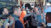 WhatsApp Image 2024-09-17 at 11.58.54_fe465155 Kapolres Cimahi, AKBP. Tri Suhartanto, ketika mewawancarai salah satu tersangka Rudakpaksa di Gununghalu, KBB di Mapolres Cimahi, Selasa (17/09). Foto/BANDUNGSATU.COM