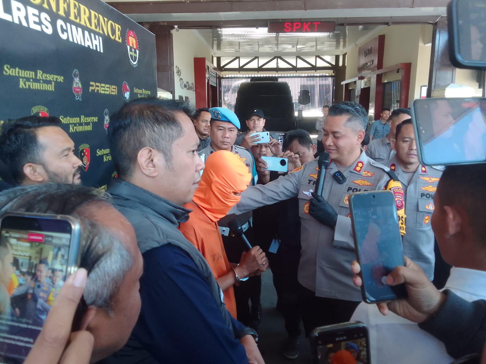 Kapolres Cimahi, AKBP. Tri Suhartanto, ketika mewawancarai salah satu tersangka Rudakpaksa di Gununghalu, KBB di Mapolres Cimahi, Selasa (17/09). Foto/BANDUNGSATU.COM