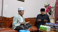 Kunjungi rumah kediaman Ulama kharismatik dan silaturahmi di Cijenuk KBB, Aa Maulana didoakan pasangan HADE sukses. Foto/Istimewa Kunjungi rumah kediaman Ulama kharismatik dan silaturahmi di Cijenuk KBB, Aa Maulana didoakan pasangan HADE sukses. Foto/Istimewa